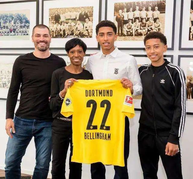 场展现他依 场展现他依